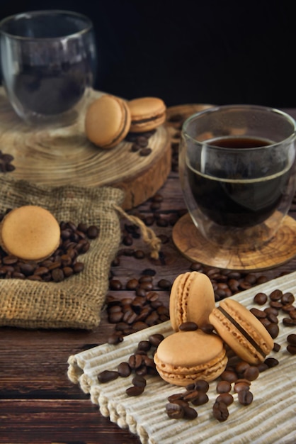 Macarons sabor café com grãos de café e xícaras de café