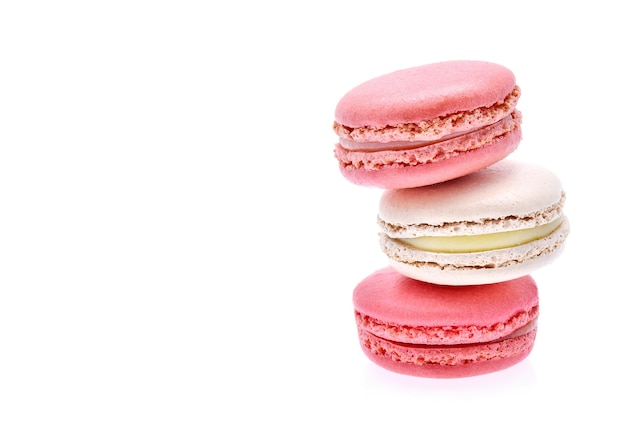 Foto macarons sobre fondo blanco