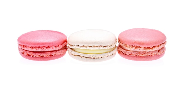 Macarons sobre fondo blanco