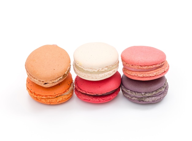 Macarons sobre fondo blanco