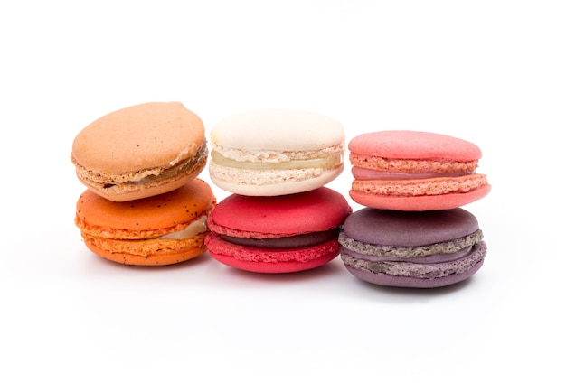 Macarons sobre fondo blanco