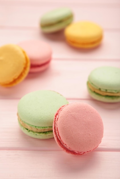 Macarons sobre fondo rosa Postre dulce