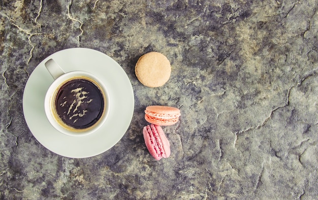 Macarons sortidos do bolo para um presente. Foco seletivo.