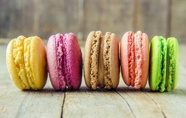 Macarons sortidos do bolo para um presente. Foco seletivo.