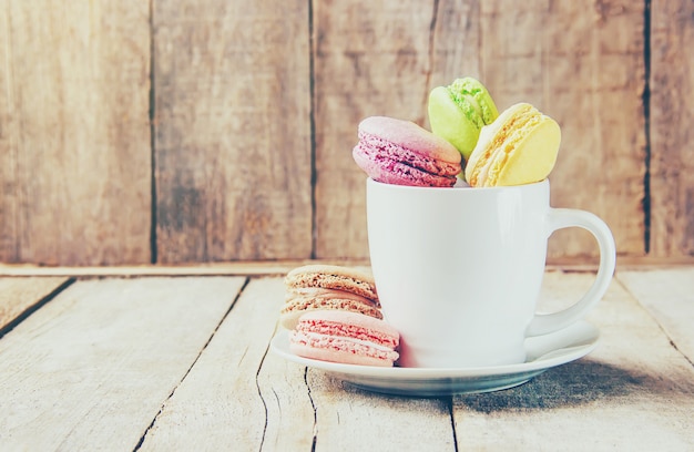 Macarons sortidos do bolo para um presente. Foco seletivo.