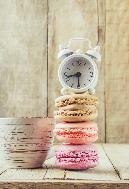 Macarons sortidos do bolo para um presente. foco seletivo.