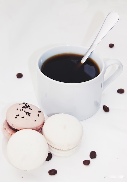 Macarons sortidos do bolo para um presente. foco seletivo.