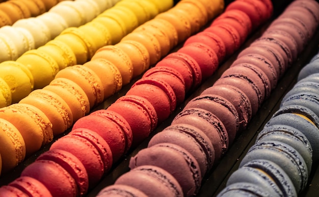 Macarons-Sortiment-Hintergrundtextur Shop-Schaufenster Nahaufnahme mit Details