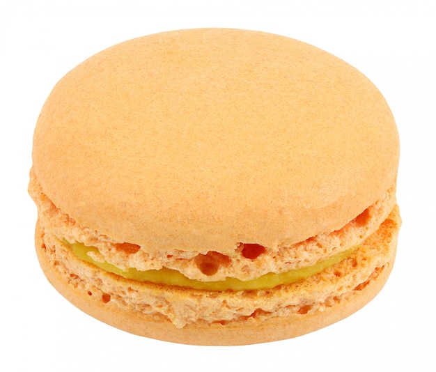 Macarons, süßes Produkt der Süßigkeiten, eine Orange lokalisiert auf weißem Hintergrund mit Beschneidungspfad. Volle Schärfentiefe.