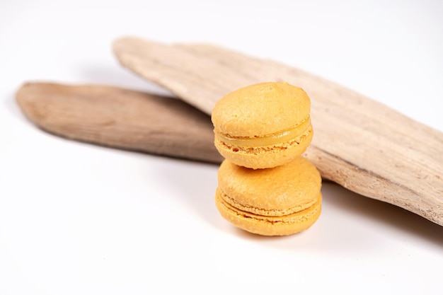 Macarons, Süßwaren, süßes Produkt, gelbe Macarons, isoliert auf weißem Hintergrund, Kopierraum