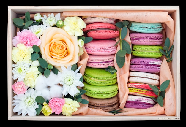 Macarons und Blumen in einer Box