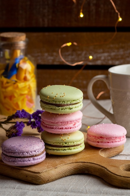 Macarons und Tasse Kaffee auf Holztisch