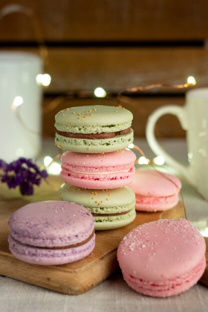 Macarons und Tasse Kaffee auf Holztisch