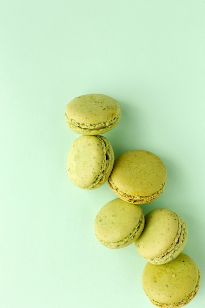 Macarons verdes caseiros, vistos de cima