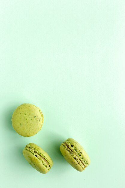 Macarons verdes caseiros, vistos de cima