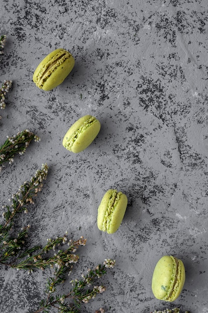 Macarons verdes caseiros, vistos de cima