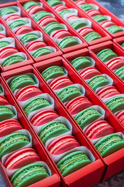 Macarons verdes e vermelhos na caixa