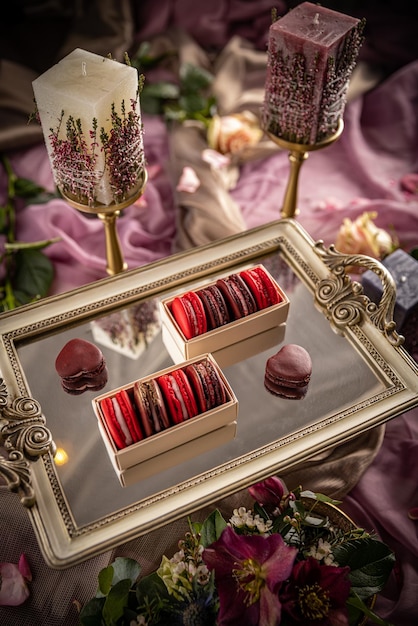 Macarons vermelhos e marrons