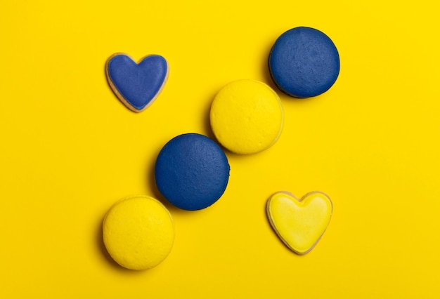 Macaroon azul e amarelo em um fundo amarelo