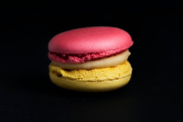 Macaroon colorido doce isolado em um fundo preto