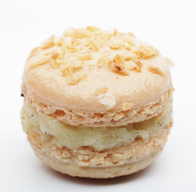 Macaroon de baunilha isolado em branco