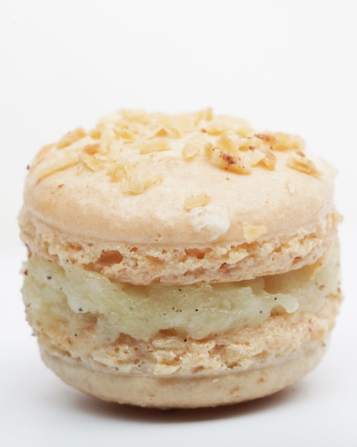 Macaroon de baunilha isolado em branco