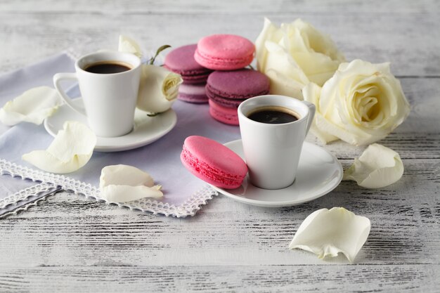 Macaroon francês doce e bonito em uma jarra de vidro e café expresso