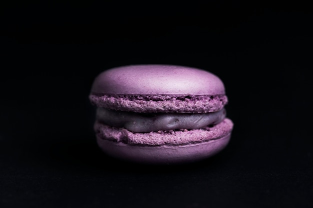 Macaroon roxo doce em fundo preto