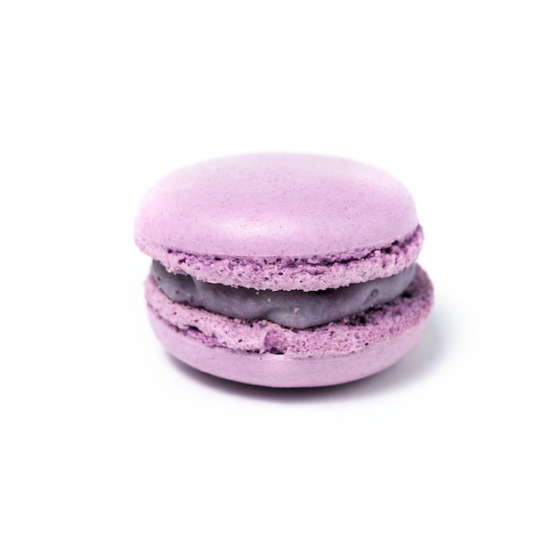 Macaroon roxo doce isolado no fundo branco