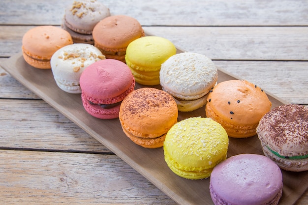 Macaroons coloridos e saborosos em um prato