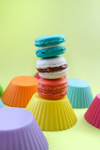 macaroons coloridos em uma mesa amarela