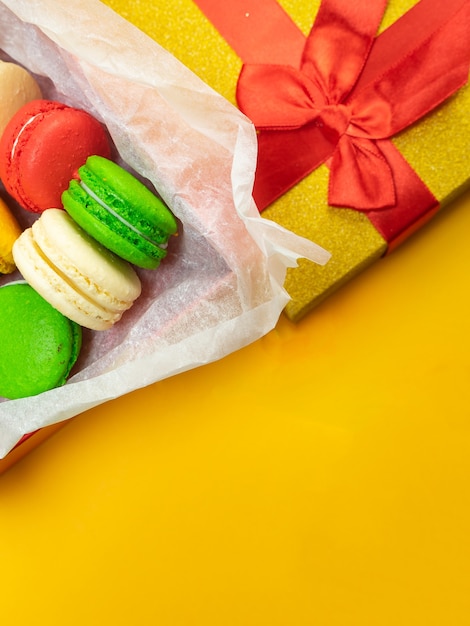 Macaroons coloridos. Macaroons doces na cor de fundo com espaço de cópia. Vista superior, conceito de tempo de férias