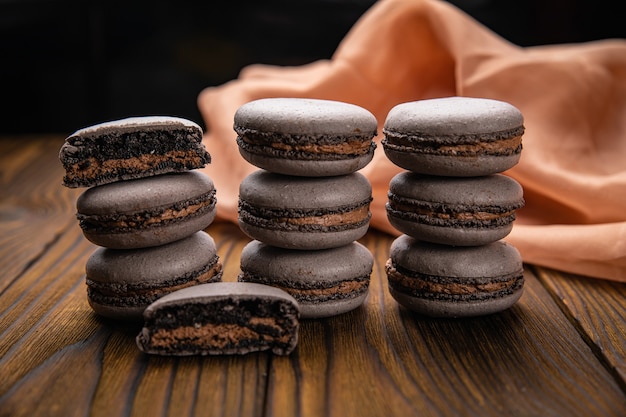 Foto macaroons com frutas em uma mesa de madeira