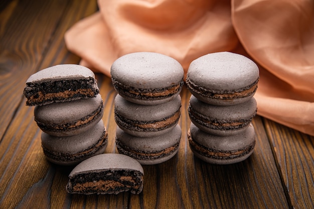 Foto macaroons com frutas em uma mesa de madeira