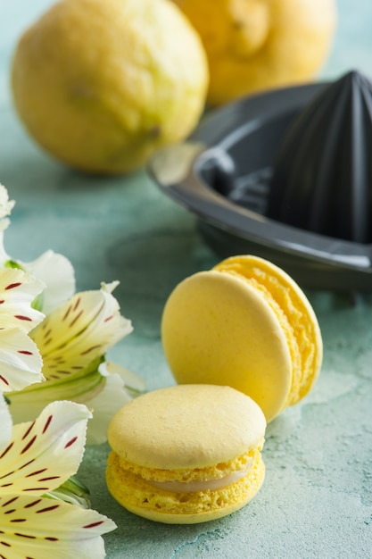 Macaroons de amarelo com limões no fundo