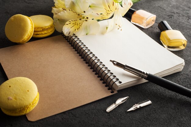 Macaroons de caderno em branco, amarelo, caneta