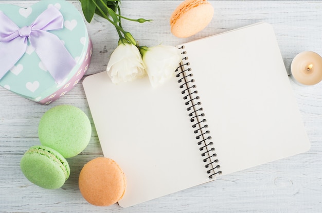 Macaroons de caderno em branco, verde laranja, presente