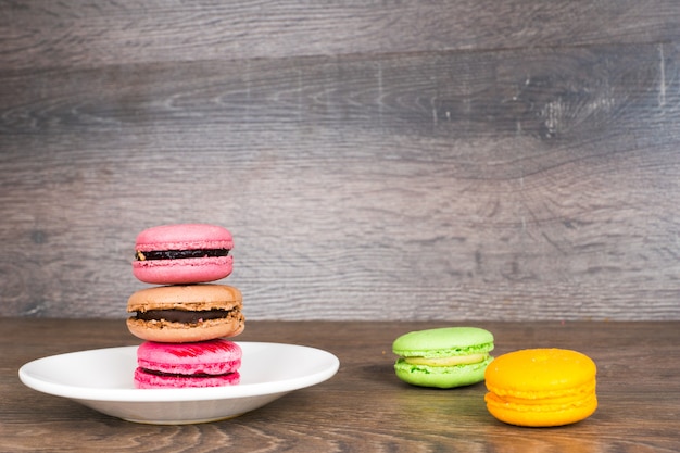 Macaroons de colorido na mesa de madeira