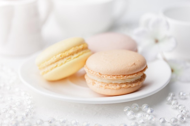 Macaroons de cor pastel em um fundo branco