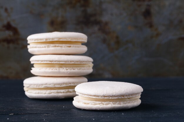 Macaroons de francês brancos na parede rústica