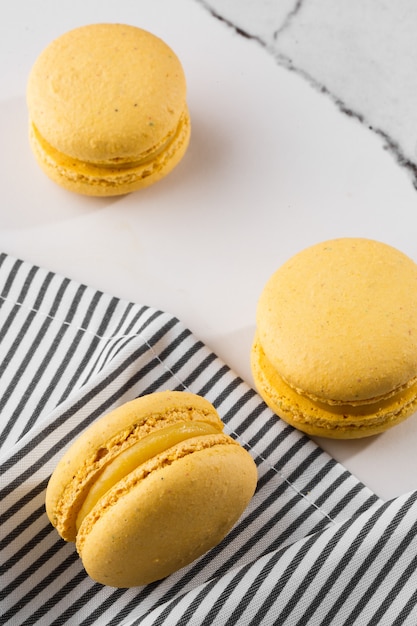 Macaroons de francês isolados.