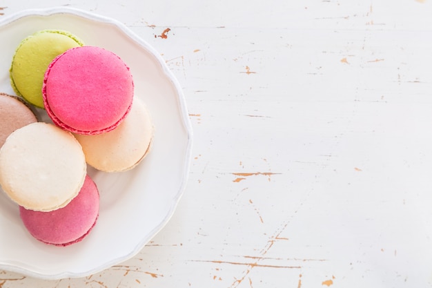 Foto macaroons de francês sobre fundo branco de madeira