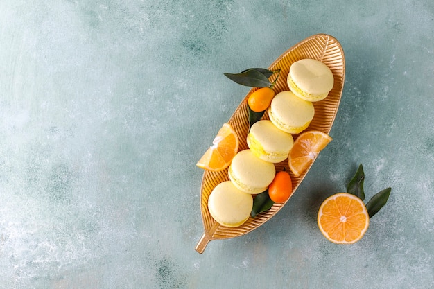 Foto macaroons de limão com frutas frescas.