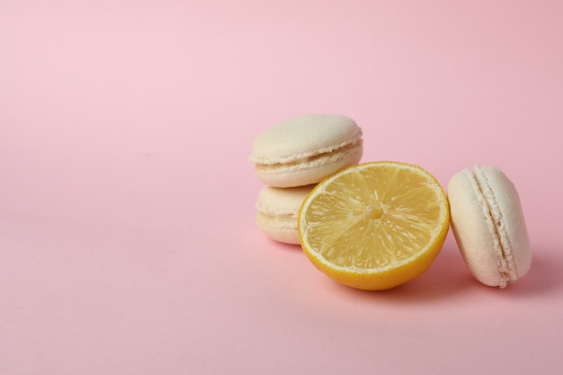 Macaroons de limão e limão em fundo rosa