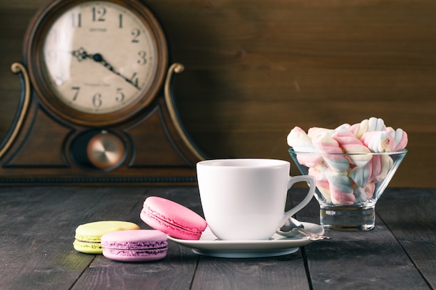 Macaroons de sobremesa deliciosa francesa na mesa