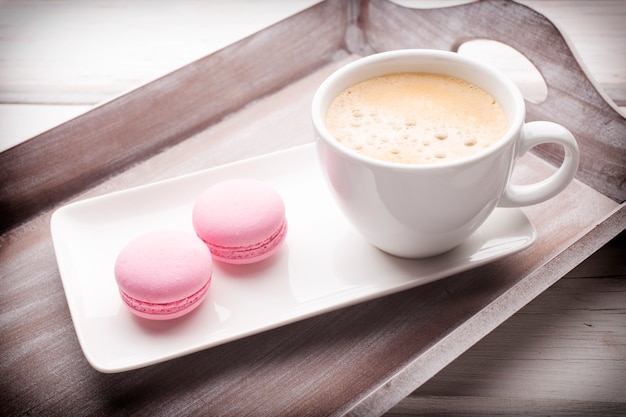 Macaroons e café na mesa. Sessão de estúdio.