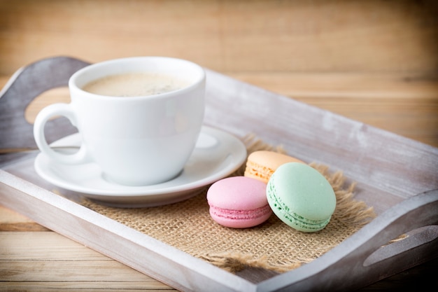 Macaroons e café na mesa.