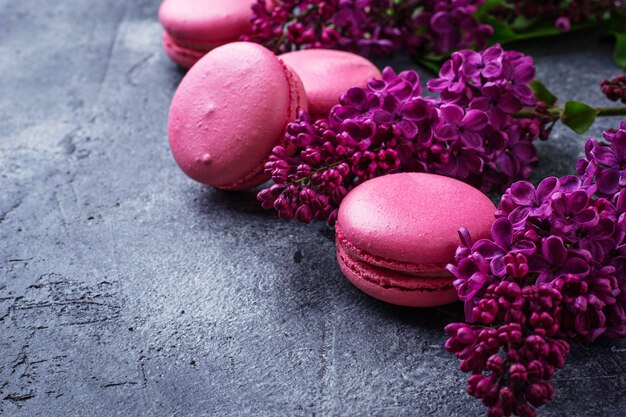 Macaroons e lilás cor-de-rosa. foco seletivo