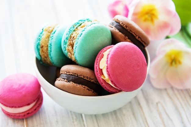 Macaroons e tulipas coloridas