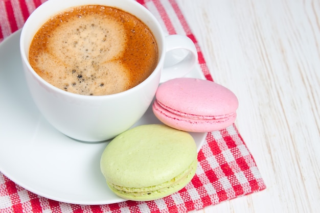 Macaroons e uma xícara de café branco